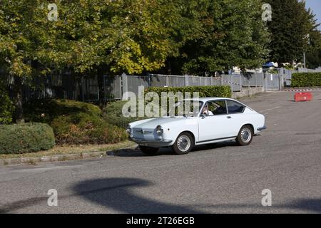 Bibbiano-Reggio Emilia Italien - 07 15 2015 : kostenlose Rallye von Oldtimern auf dem Stadtplatz Fiat 850 Coupe. Hochwertige Fotos Stockfoto