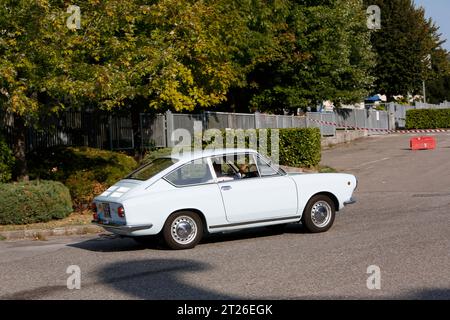 Bibbiano-Reggio Emilia Italien - 07 15 2015 : kostenlose Rallye von Oldtimern auf dem Stadtplatz Fiat 850 Coupe. Hochwertige Fotos Stockfoto