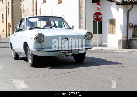 Bibbiano-Reggio Emilia Italien - 07 15 2015 : kostenlose Rallye von Oldtimern auf dem Stadtplatz Fiat 850 Coupe. Hochwertige Fotos Stockfoto