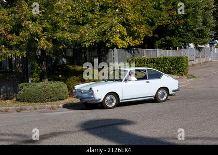 Bibbiano-Reggio Emilia Italien - 07 15 2015 : kostenlose Rallye von Oldtimern auf dem Stadtplatz Fiat 850 Coupe. Hochwertige Fotos Stockfoto