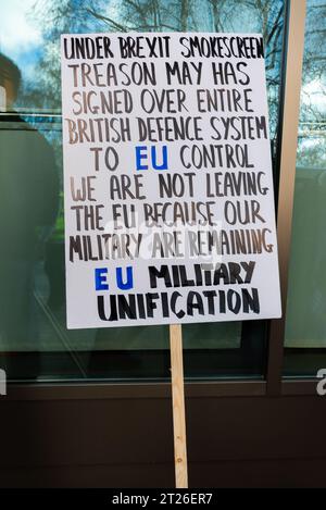 Protestplakette gegen die militärische Vereinigung der EU bei der pro-Brexit-Demonstration in London, Vereinigtes Königreich. Protest gegen Theresa May unterzeichnete die britische Verteidigung der EU Stockfoto
