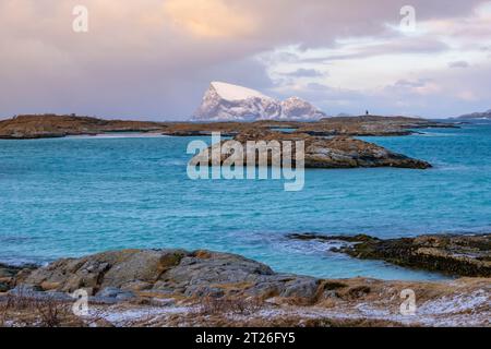 Sommaroy Inseln und arktisches Meer bei Tromso Norwegen. Sonnenuntergang über schneebedeckten kleinen Inseln Stockfoto