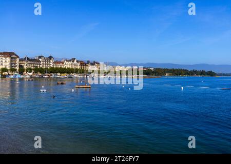 Panoramablick auf die Stadt Genf und den Quai du Mont-Blanc vom Genfer See, Kanton Genf, Schweiz. Es liegt am Ufer des Genfer Sees at Stockfoto
