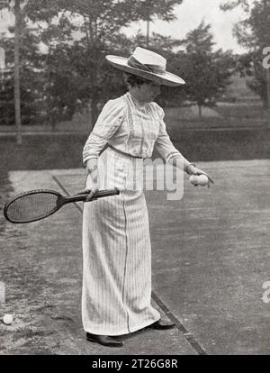 Königin Victoria von Spanien, hier beim Tennis im Palacio de Las Fraguas zu sehen. Victoria Eugenie von Battenberg, 1887–1969. Königin von Spanien als Ehefrau von König Alfonso XIII. Aus Mundo Grafico, veröffentlicht 1912. Stockfoto