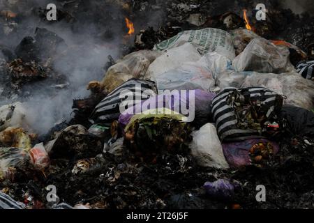 17. Oktober 2023, Yogyakarta, Spezialregion Yogyakarta, Indonesien: Brennender Müll wird am Straßenrand in Yogyakarta gesehen. (Kreditbild: © Angga Budhiyanto/ZUMA Press Wire) NUR REDAKTIONELLE VERWENDUNG! Nicht für kommerzielle ZWECKE! Stockfoto