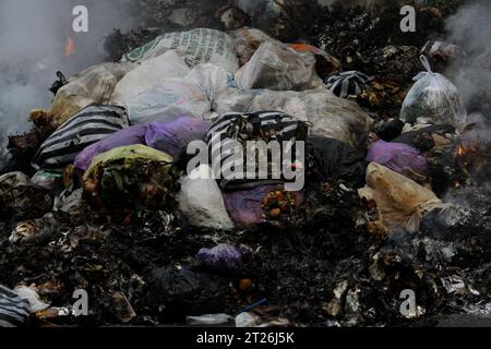 17. Oktober 2023, Yogyakarta, Spezialregion Yogyakarta, Indonesien: Brennender Müll wird am Straßenrand in Yogyakarta gesehen. (Kreditbild: © Angga Budhiyanto/ZUMA Press Wire) NUR REDAKTIONELLE VERWENDUNG! Nicht für kommerzielle ZWECKE! Stockfoto