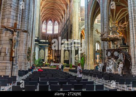 Das Innere der Kathedrale Saint Bavo, einer katholischen Kirche in Gent, Belgien Stockfoto