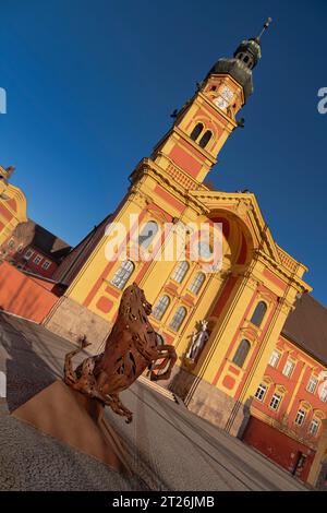 Österreich, Tirol, Innsbruck, Fassade des Klosters Wilten, das 1138 als Prämonstratenserkloster mit der heutigen Kirche aus dem Jahr 1665 gegründet wurde. Stockfoto