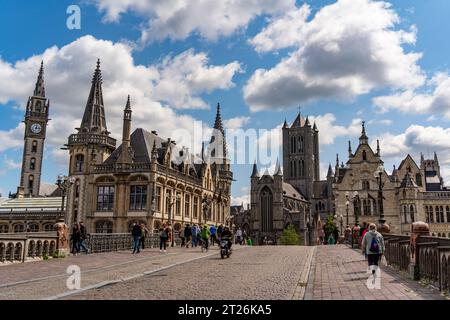 St. Michael's Bridge, eine Steinbogenbrücke über den Fluss Leie in Gent, Belgien Stockfoto