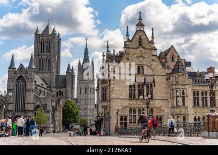 St. Michael's Bridge, eine Steinbogenbrücke über den Fluss Leie in Gent, Belgien Stockfoto