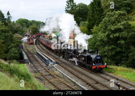 Caledonian Railway Class 439 Tankmotor Nr. 55189 und BR Standard Class 4MT Nr. 75069 am Bahnhof Goathland an der North Yorkshire Moors Railway. Stockfoto