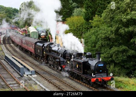 Caledonian Railway Class 439 Tankmotor Nr. 55189 und BR Standard Class 4MT Nr. 75069 am Bahnhof Goathland an der North Yorkshire Moors Railway. Stockfoto