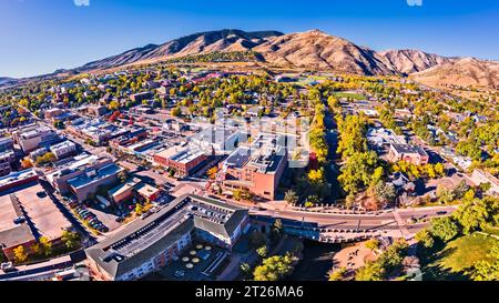 16x9 Panorama des Golden Colorado von Drohne - Downtown - Colorado School of Mines Stockfoto