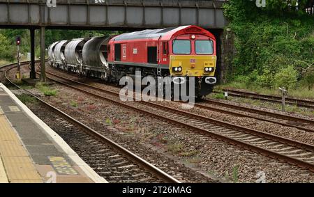 BR 66 dieselelektrische Lokomotive Nr. 66190, die china-Tonzug 6C10, Burngullow 1415 – Exeter Riverside durch Totnes, South Devon, transportiert. Stockfoto