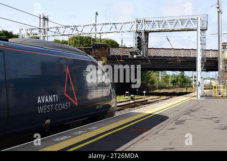 Avanti West Coast Zug 1S48 der 0930 Euston nach Glasgow und Carlisle mit dem Triebwagen 390016. Stockfoto