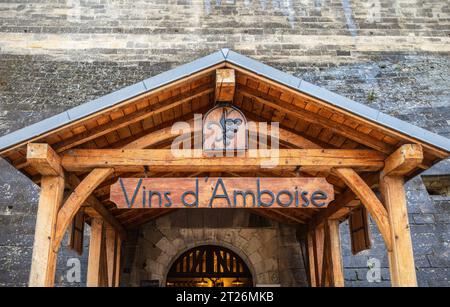 Amboise, Frankreich - 12. August 2023: Die kleine Höhle in Amboise bietet Weine von sieben lokalen Winzern an. Stockfoto