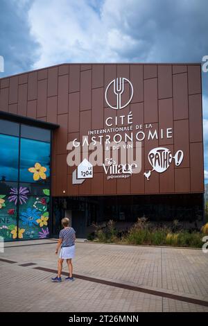 Dijon, Frankreich - 8. August 2023: Das Internationale Zentrum für Gastronomie und Wein im Stadtzentrum von Dijon ist ein Kulturprojekt rund um das Französenland Stockfoto