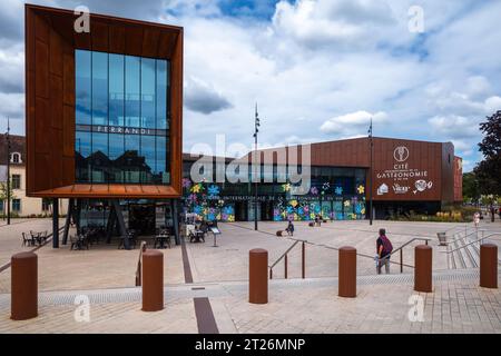 Dijon, Frankreich - 8. August 2023: Das Internationale Zentrum für Gastronomie und Wein im Stadtzentrum von Dijon ist ein Kulturprojekt rund um das Französenland Stockfoto