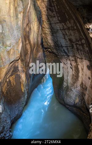 Die wunderschöne Schlucht Aare Schlucht (Aareschlucht) - Teil der Aare, die durch einen Kalksteinkamm in der Nähe der Stadt Meiringen in der Schweiz fließt Stockfoto