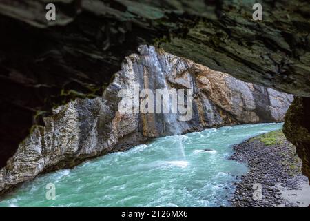 Die wunderschöne Schlucht Aare Schlucht (Aareschlucht) - Teil der Aare, die durch einen Kalksteinkamm in der Nähe der Stadt Meiringen in der Schweiz fließt Stockfoto