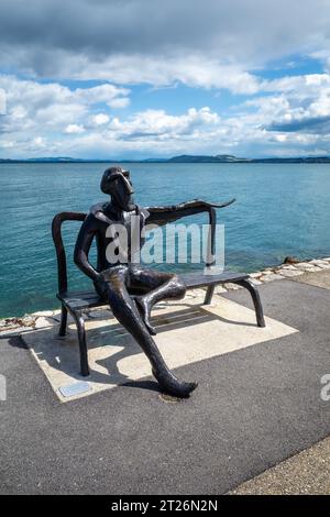 Neuchatel, Schweiz - 7. August 2023: Künstlerische Skulptur von Victor Gulschenko namens Transformation als Leihgabe an die Stadt Neuchatel Stockfoto