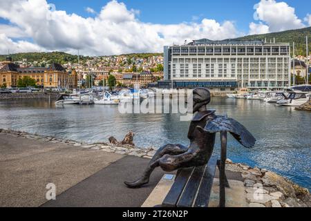 Neuchatel, Schweiz - 7. August 2023: Künstlerische Skulptur von Victor Gulschenko namens Transformation als Leihgabe an die Stadt Neuchatel Stockfoto