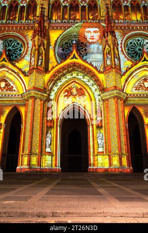 Orleans, Frankreich - 10. August 2023: Großartige Lichtshow im Sommer auf der Kathedrale Sainte-Croix - Holy Cross in Orleans Stockfoto