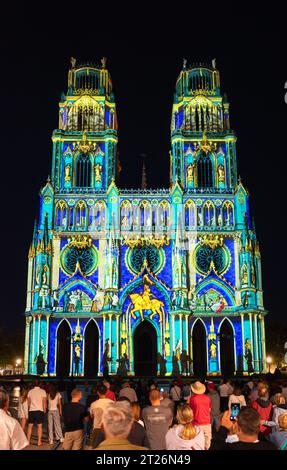 Orleans, Frankreich - 10. August 2023: Großartige Lichtshow im Sommer auf der Kathedrale Sainte-Croix - Holy Cross in Orleans Stockfoto