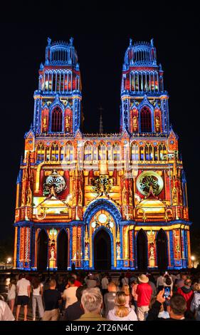 Orleans, Frankreich - 10. August 2023: Großartige Lichtshow im Sommer auf der Kathedrale Sainte-Croix - Holy Cross in Orleans Stockfoto