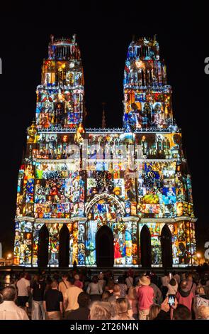 Orleans, Frankreich - 10. August 2023: Großartige Lichtshow im Sommer auf der Kathedrale Sainte-Croix - Holy Cross in Orleans Stockfoto