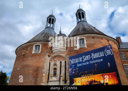 Saint Fargeau, Frankreich - 9. August 2023: Renaissanceschloss Saint-Fargeau aus dem 17. Zentrum im französischen Burgund Stockfoto