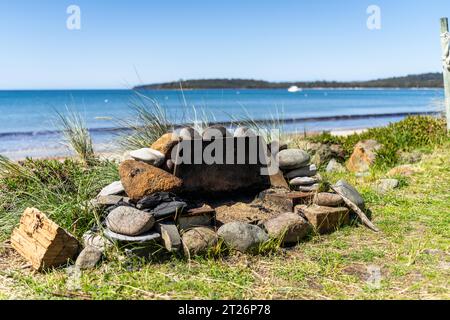 Strand Feuerstelle auf dem Sand bei einem Ferienhaus im Sommer Stockfoto