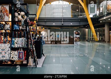 MADRID, SPANIEN - 24. August 2023: Innenraum des Terminals T4 Adolfo Suarez Flughafen Madrid Barajas. Stockfoto