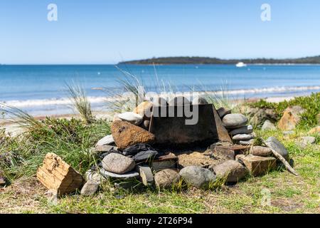 Strand Feuerstelle auf dem Sand bei einem Ferienhaus im Sommer Stockfoto