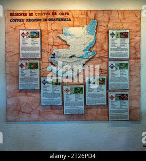 Guatemala, La Antigua - 20. Juli 2023: Finca La Azotea Museen. Karte mit Guatemala Kaffeeregionen vor der Wand Stockfoto