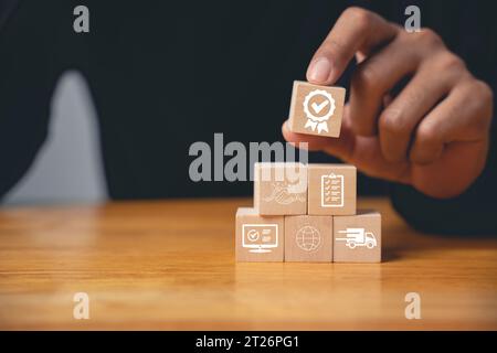 Der Finger eines Geschäftsmannes, der ISO-Holzwürfel drückt Stockfoto