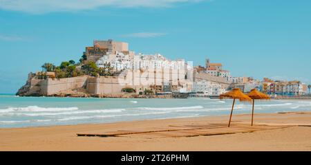 Ein Blick auf die Altstadt von Peniscola, Spanien, mit seiner Burg auf der Spitze, wie vom Strand Norte gesehen, in einem Panoramaformat, das als Web bann genutzt werden kann Stockfoto