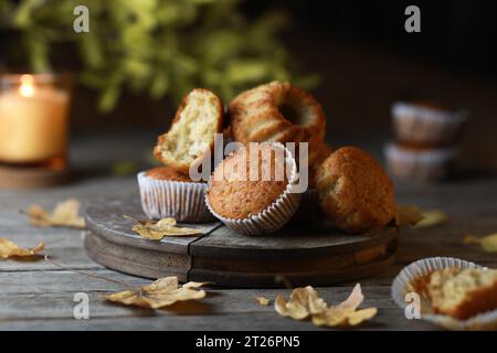 Scharfe Kürbismuffins oder Cupcakes mit Walnüssen auf einem Holzbrett. Herbstdessert. Selektiver Fokus Stockfoto