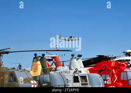 Ein Lockheed EC-130H Compass Call Electronic Attack Aircraft mit Sitz auf der Davis-Monthan Air Force Base, überfliegt Helicopters Museum Helicopters. Stockfoto