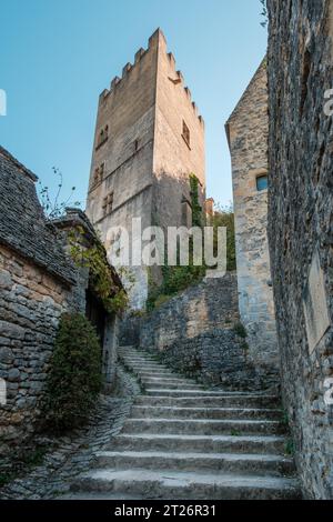 Der im 14. Jahrhundert erbaute Konventsturm, auch Ritterturm genannt, steht in der Nähe des Chateau de Beynac in Beynac-et-Cazenac in der Dordogne Stockfoto