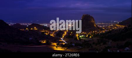 Panoramablick auf Afyonkarahisar City bei Nacht. Thermalhauptstadt der Region Zentralanatolien. Die Provinz ist berühmt für ihre Wurst und türkischen Köstlichkeiten. Stockfoto