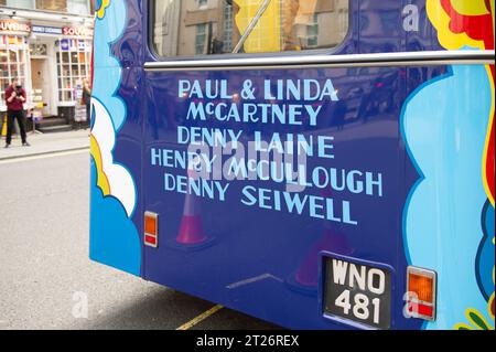 UK. Oktober 2023. Eine allgemeine Ansicht des Busses, während Paul McCartneys restaurierter Tourbus 1972 Wings am 17. Oktober 2023 im Hard Rock Piccadilly Circus vor der Auktion in London, Großbritannien, erscheint. : Claire Doherty/SIPA USA Credit: SIPA USA/Alamy Live News Stockfoto