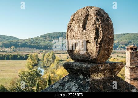 Das okzitanische Kreuz auf dem Cafourche'Platz in Beynac-et-Cazenac in der französischen Dordogne markiert den Punkt, an dem einst die Kirche St. Jaques stand Stockfoto