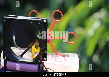 Blasblasmaschine, die zu Hause hergestellt wird. Machen Sie es selbst mit dem Blasenerzeuger, und betrachten Sie dessen Funktionsmechanismus und die Seifenflüssigkeit Stockfoto