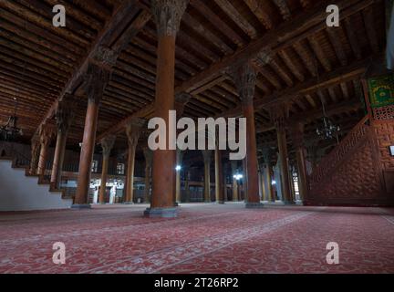 Afyonkarahisar, Türkei. 2. Oktober 2023. Innenraum der Afyonkarahisar Grand Moschee (Türkisch; Ulu cami) Antike Holzmoschees. Türkiye Reise Stockfoto