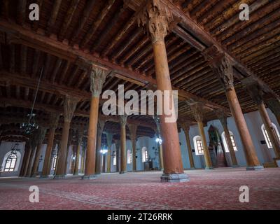 Afyonkarahisar, Türkei. 2. Oktober 2023. Innenraum der Afyonkarahisar Grand Moschee (Türkisch; Ulu cami) Antike Holzmoschees. Türkiye Reise Stockfoto