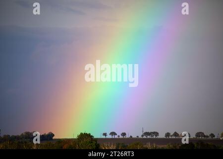 Sunset's Farewell: Gemälde des Abendhimmels mit einem Regenbogen Stockfoto