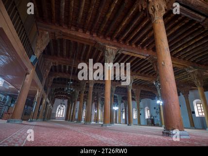 Afyonkarahisar, Türkei. 2. Oktober 2023. Innenraum der Afyonkarahisar Grand Moschee (Türkisch; Ulu cami) Antike Holzmoschees. Türkiye Reise Stockfoto