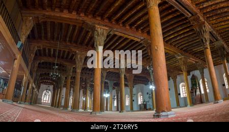 Afyonkarahisar, Türkei. 2. Oktober 2023. Innenraum der Afyonkarahisar Grand Moschee (Türkisch; Ulu cami) Antike Holzmoschees. Türkiye Reise Stockfoto