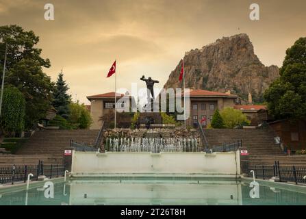 Afyonkarahisar, Türkei. 2. Oktober 2023. Victory oder Utku-Denkmal im Stadtzentrum. Wichtige Reiseziele in Afyonkarahisar. Sonnenuntergang. Stockfoto